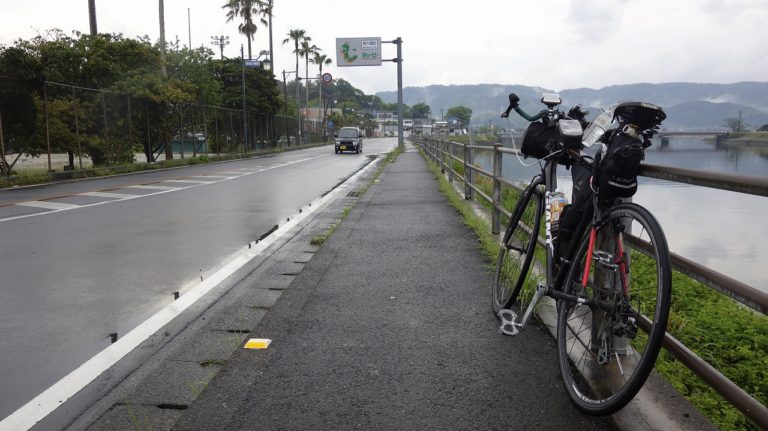 公道を走る タイヤ 自転車